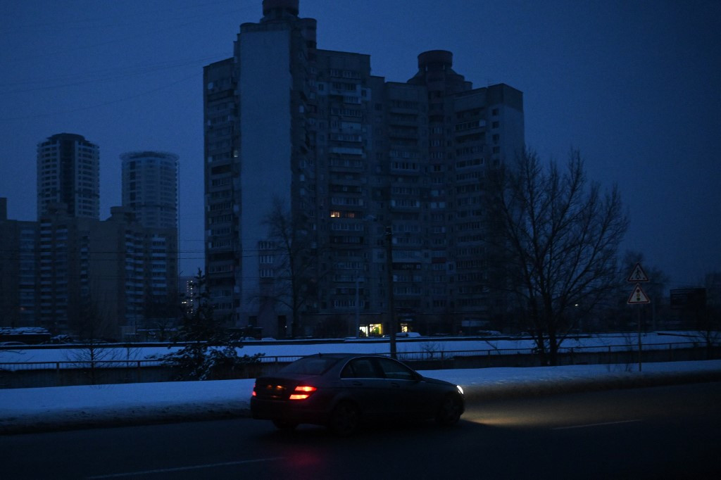 Kievul lăsat &icirc;n beznă, părăsit și &icirc;nghețat, &icirc;n imagini. Sute de mii de oameni au fugit din capitala Ucrainei | GALERIE FOTO