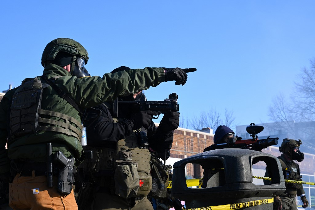 Agenții federali au împușcat încă o persoană în Minneapolis, susține guvernatorul. AP: Victima a murit