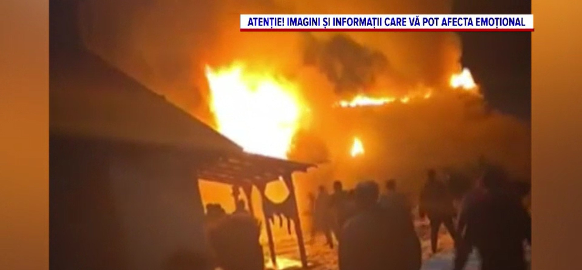 O casă din județul Maramureș a fost distrusă de flăcări. Pompierii &icirc;ncearcă să afle cauza exactă a incendiului