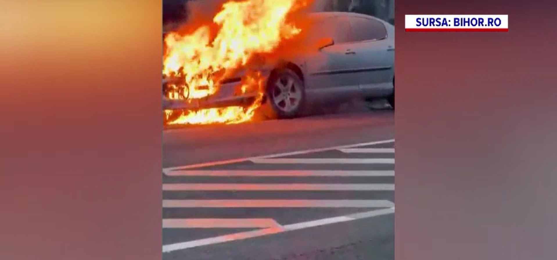 O mașină a fost cuprinsă de flăcări &icirc;n județul Bihor. Cum a reușit șoferul autovehiculului să scape nevătămat