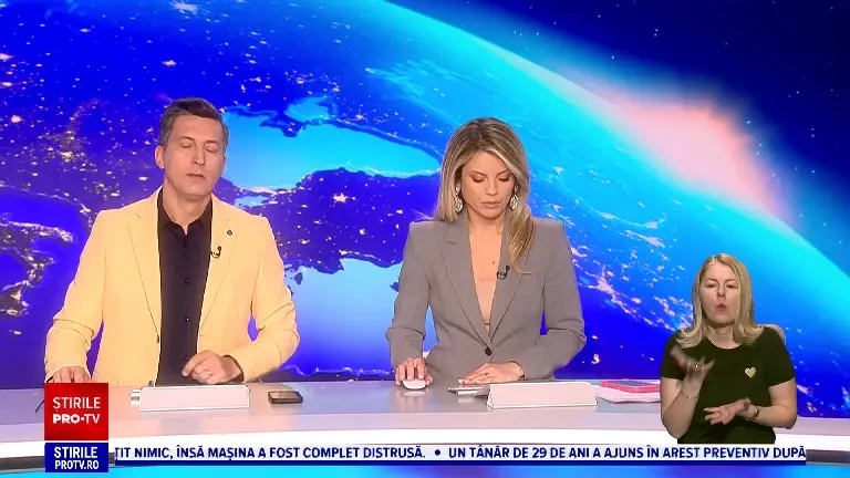 O mașină a fost cuprinsă de flăcări în județul Bihor. Cum a reușit șoferul autovehiculului să scape nevătămat