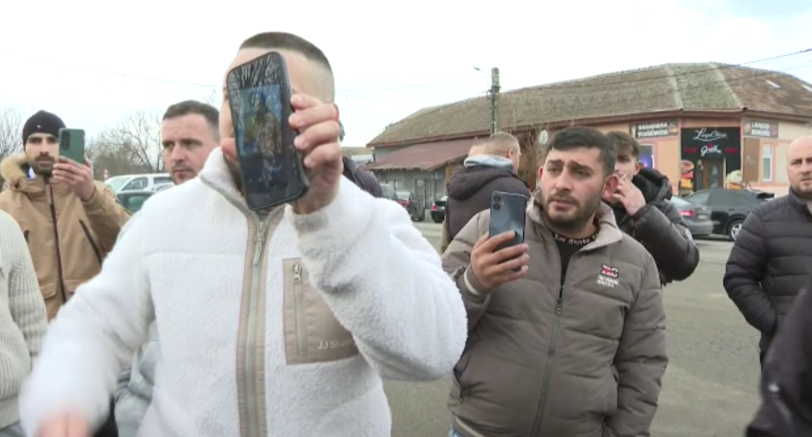 Sătenii vor să-l dea afară din comună pe minorul care și-a ucis prietenul, &icirc;n Timiș. &bdquo;Vrem dreptate! Să plece de aici!&rdquo;