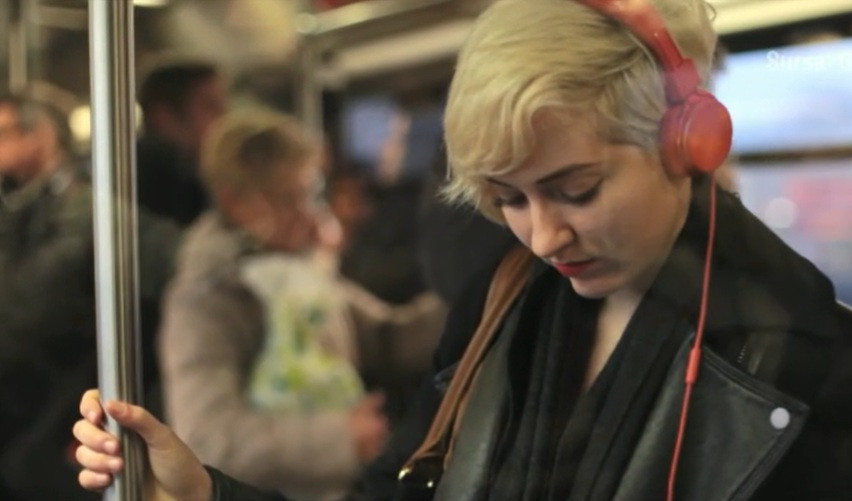 Tinerii din Rom&acirc;nia au gusturi muzicale &bdquo;dezordonate&rdquo;. Manelele, incluse &icirc;n același playlist cu piese rock: &bdquo;Merge c&acirc;te una&rdquo;