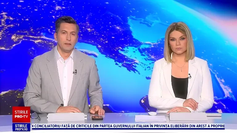 Un zid vechi s-a prăbușit pe trotuar în centrul Aradului. O mașină a afost avariată și un a fost rupt