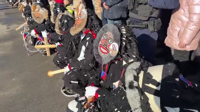 Lolele au invadat Sibiul. Tradiția atrage tot mai mulți turiști. „Costum din zdrențe cu un suport de gogoși”