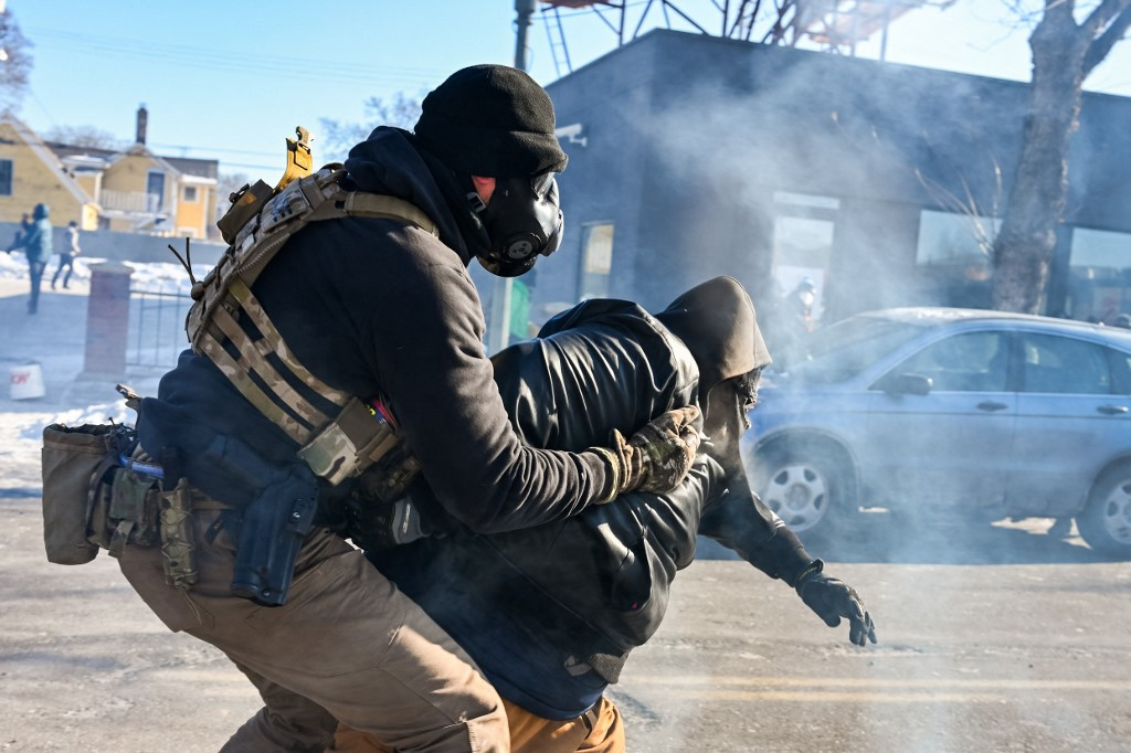 Ce armă ar avut asupra lui Alex Pretti &icirc;n momentul &icirc;n care a fost ucis de agenții ICE &icirc;n Minneapolis. Poziția autorităților