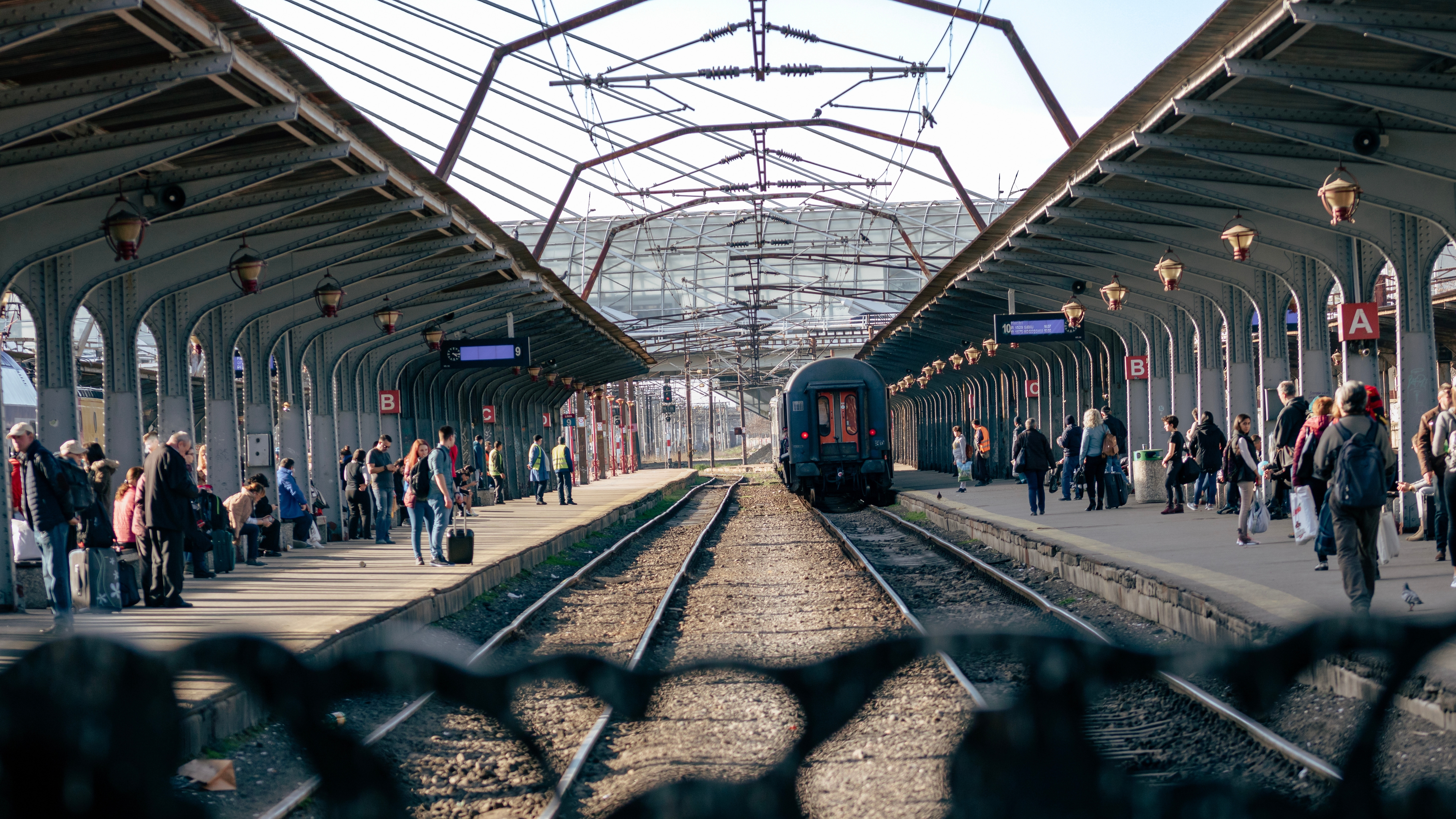 Primul tren de mare viteză din Rom&acirc;nia va lega două mari orașe. Viteze de p&acirc;nă la 250 de km/h pe un traseu de 800 de km