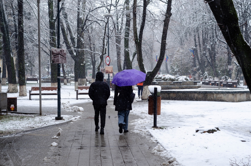 Cod portocaliu și galben de ploi torențiale și lapoviță &icirc;n mai multe județe. Zonele unde va fi viscol puternic | HARTĂ