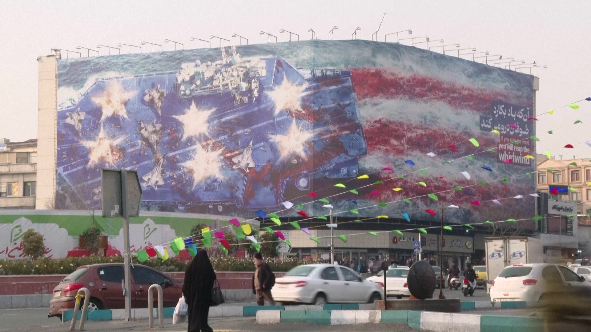 ”Dacă semeni vânt, vei culege furtună”. Iranul avertizează SUA cu un mesaj scris pe un perete uriaș. VIDEO