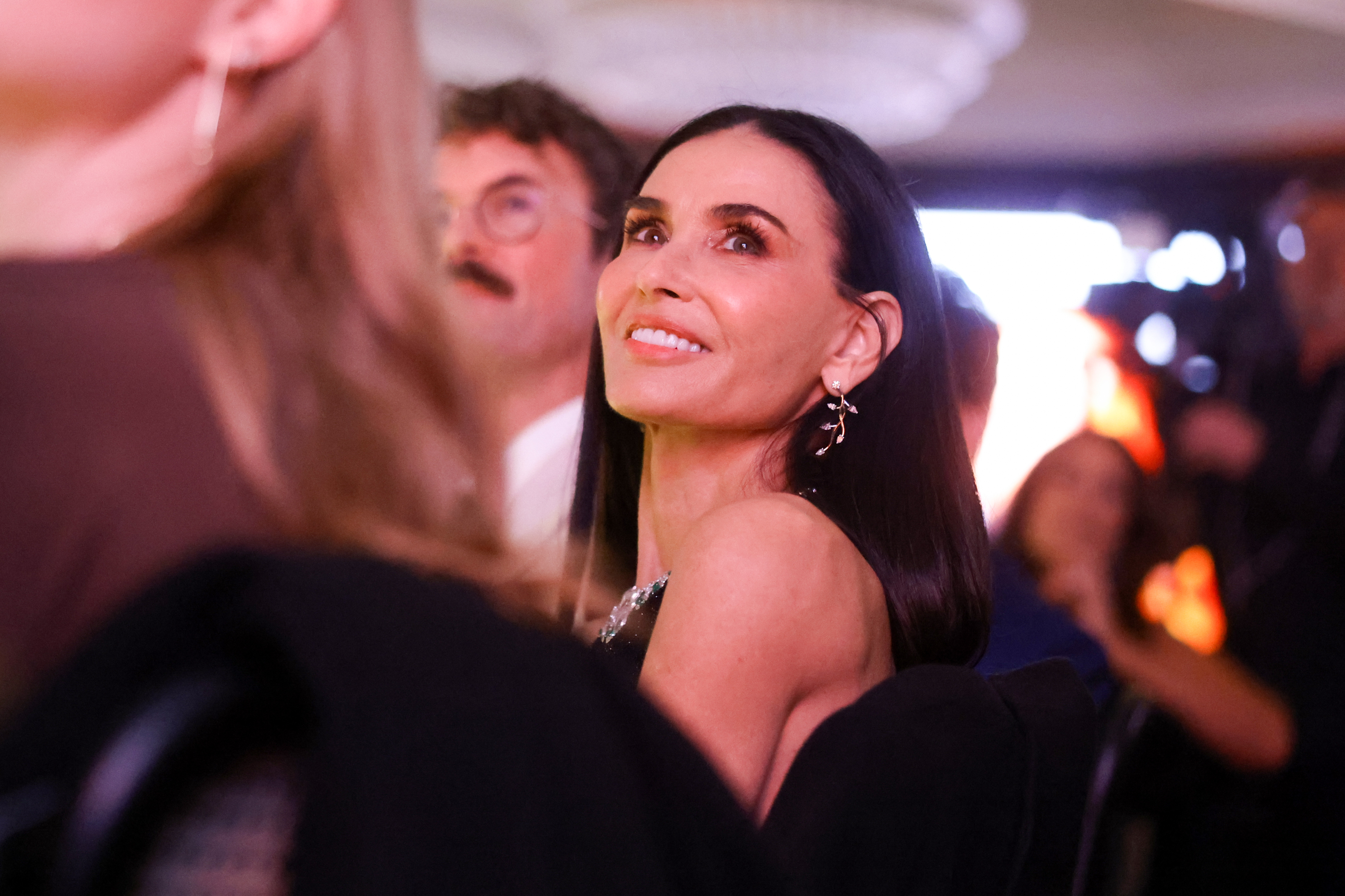 Demi Moore, apariție spectaculoasă la Paris, la Haute Couture Week. Ținuta cu care a atras toate privirile | GALERIE FOTO