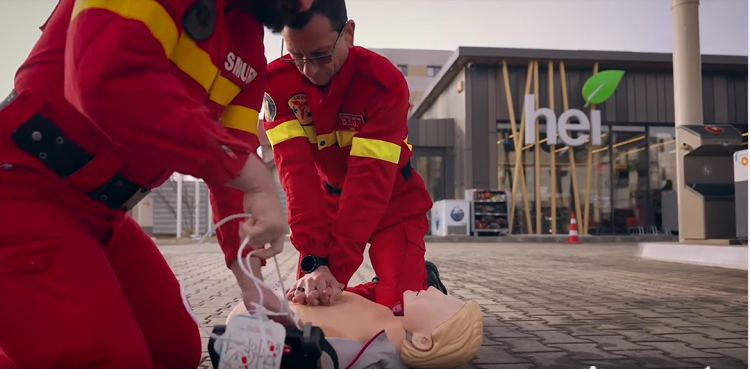 Primul mare lanț de benzinării din Rom&acirc;nia care introduce defibrilatoare &icirc;n stațiile sale. &rdquo;Fiecare minut este esențial&rdquo;