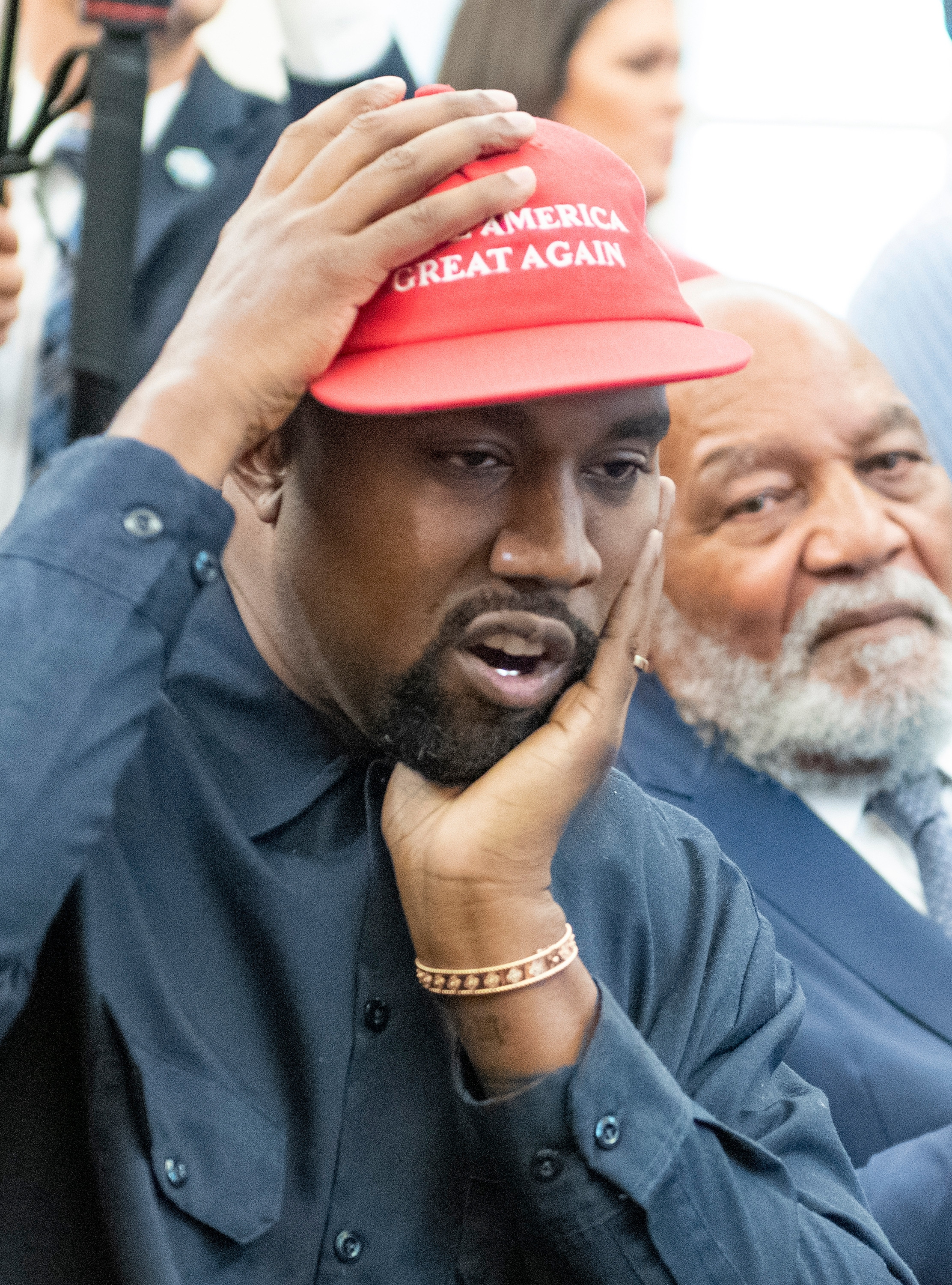 Kanye West spune după lansarea unui cântec de omagiere a lui Hitler că nu este nazist. Dă vina pe o boală psihică