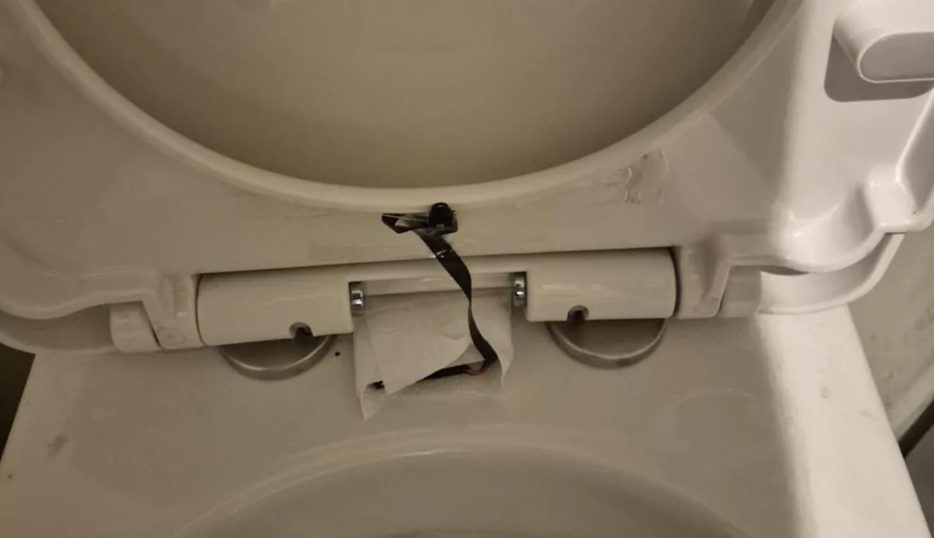 O femeie a descoperit o cameră video ascunsă sub capacul unei toalete, &icirc;ntr-un restaurant din UK. Poliția a deschis o anchetă