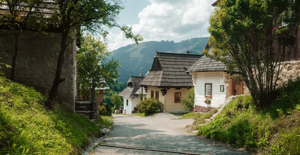 Locuitorii unui sat din Carpați, enervați de turiștii care &bdquo;se uită neinvitați &icirc;n casele lor&rdquo;. Cer retragerea statului UNESCO