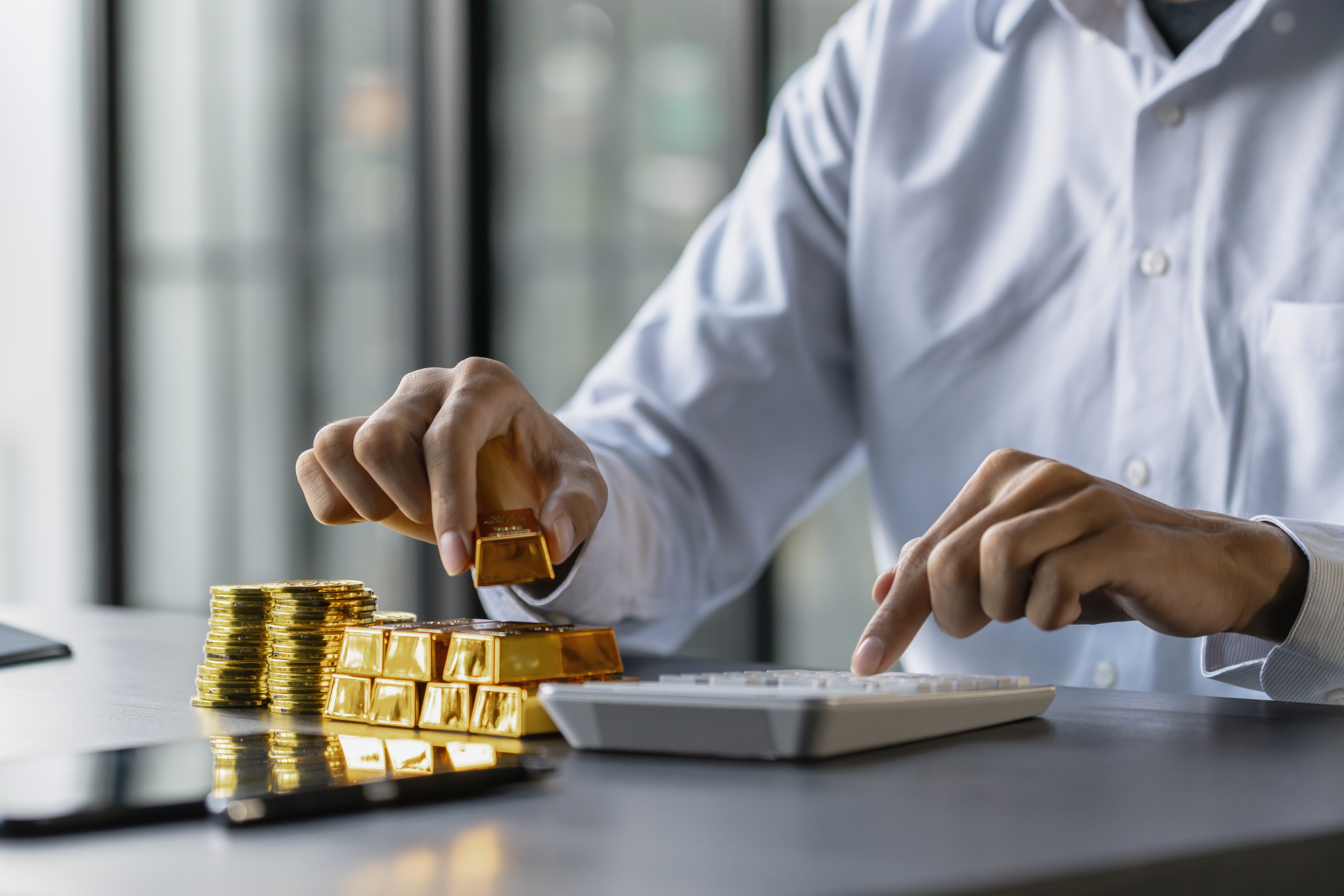 Prețul aurului a atins o creștere istorică. Este determinat de măsurile lui Trump, care au destabilizat piața