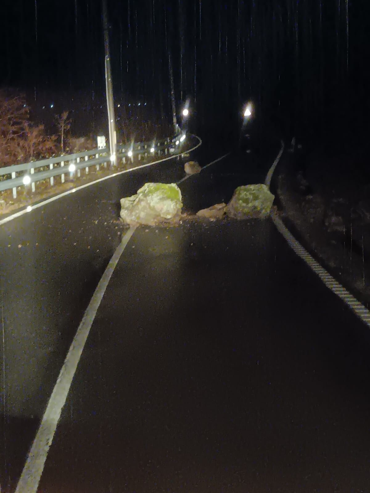 Risc major de căderi de pietre și blocuri de stâncă pe drumurile montane. recomandările drumarilor pentru șoferi