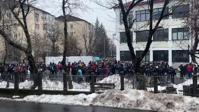Alertă la un liceu din Baia Mare. Peste 300 de elevi au fost evacuați după sesizarea unui miros puternic de gaz