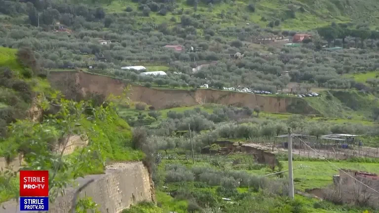 „Situaţia este critică” pentru un oraş din Sicilia aflat la propriu pe marginea unei prăpastii după o alunecare de teren