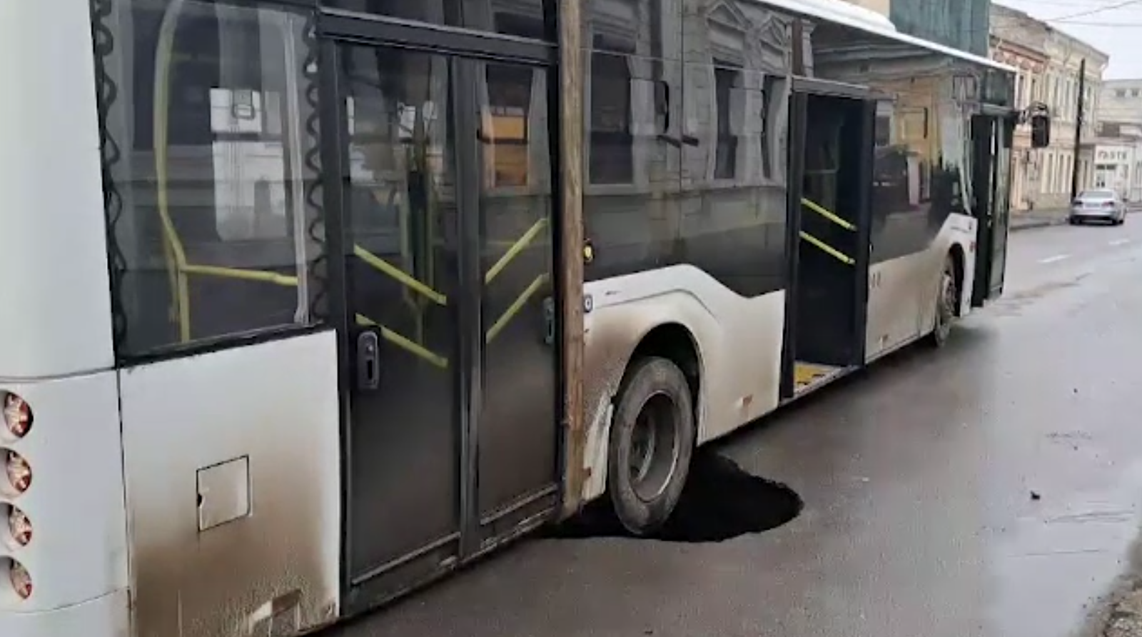 Surpări de teren în lanţ în centrul Brăilei: Asfaltul cedează din cauza ţevilor. Un autobuz a rămas suspendat