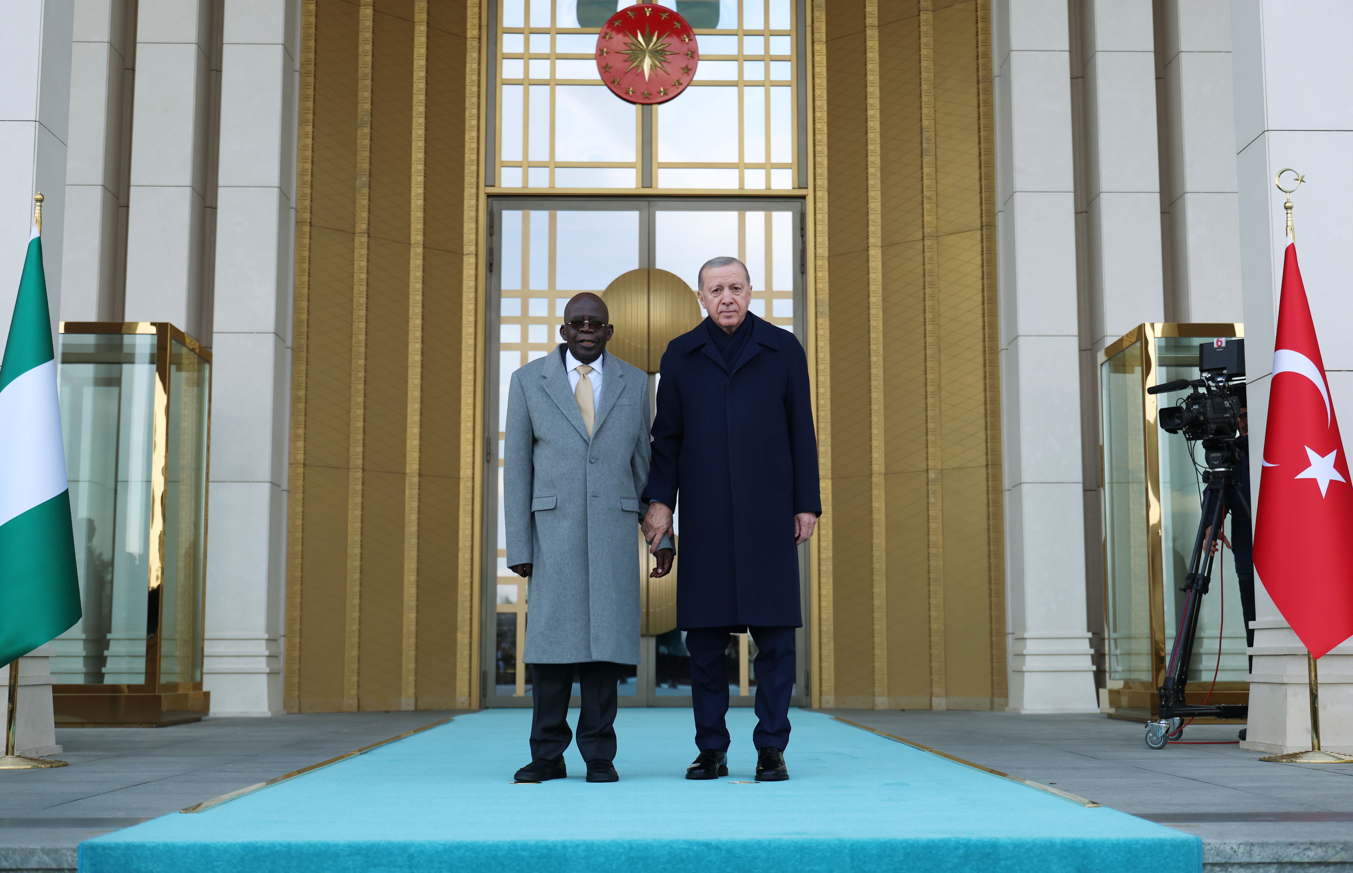 Președintele Nigeriei a căzut &icirc;n timp ce mergea alături de Recep Erdogan. Liderul turc l-a ținut apoi de m&acirc;nă | VIDEO