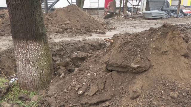 Mai multe fragmente osoase descoperite în curtea unei grădinițe din Galați. „Nu știm dacă sunt de origine umană sau animală”