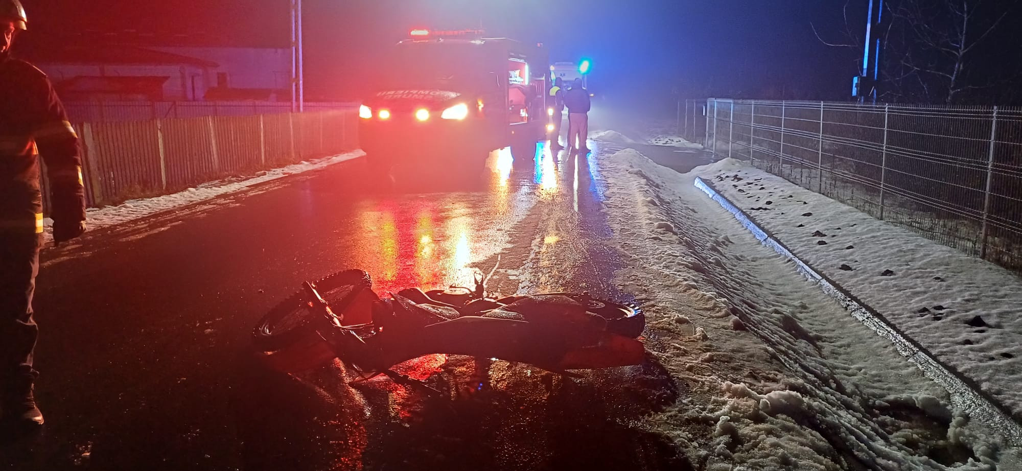 Accident &icirc;ntre două motociclete conduse de doi minori, la Suceava. Un t&acirc;năr de 16 ani este inconștient