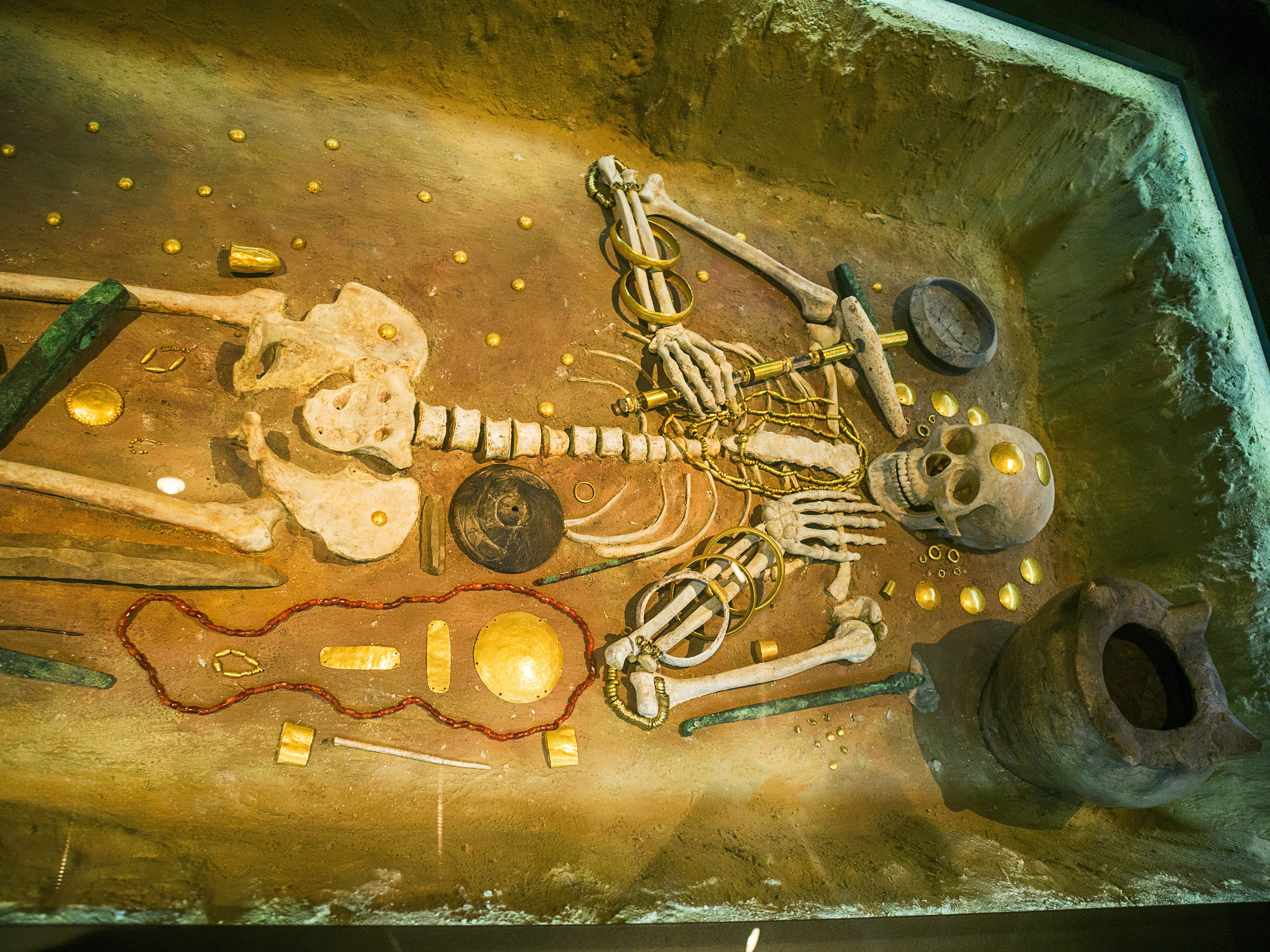 Au fost găsite cele mai vechi bijuterii din aur din lume într-un mormânt, în Varna. Artefactele datează din 4600-4300 î.Hr