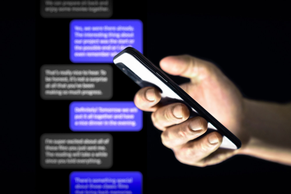 O femeie din Anglia și-a pierdut casa, mașina și 250.000 de lire după ce s-a &icirc;ndrăgostit de actori și c&acirc;ntăreți falși