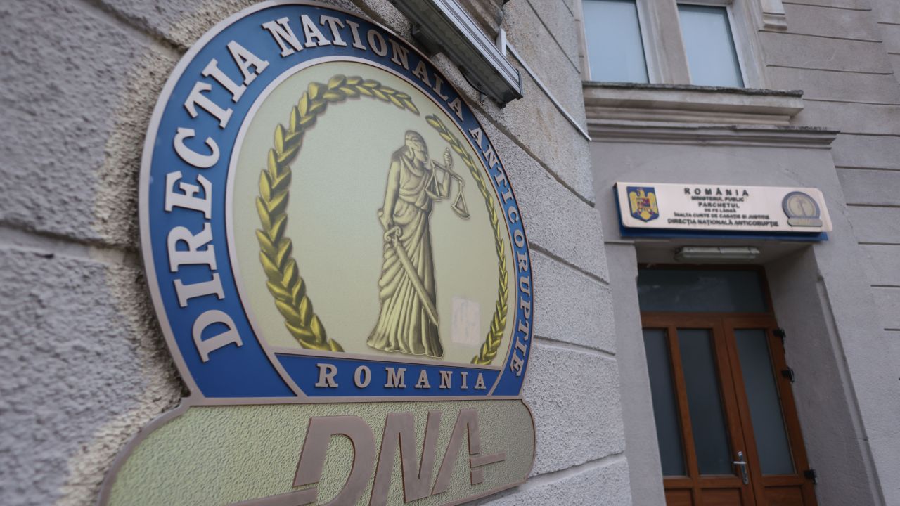 Trei directori din industria de armament, reținuți pentru luare de mită în România