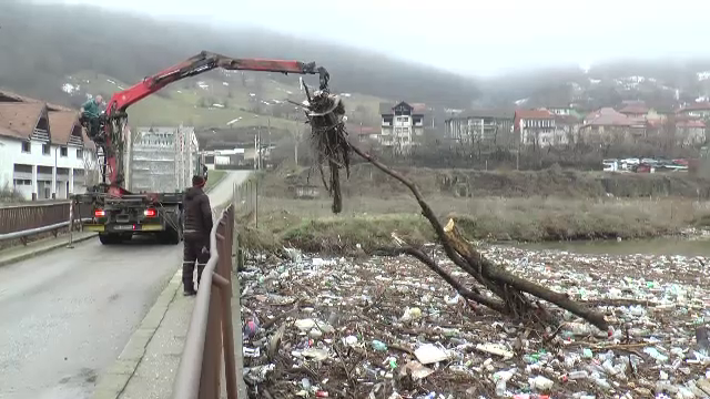 Tone de deșeuri la vărsarea Cernei în Dunăre. Sportivii de la lotul național de canotaj sunt expuși pericolului