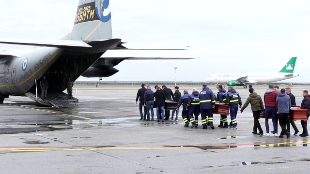 Repatriere cu onoruri pentru suporterii greci morți &icirc;n accidentul din Timiș. Trupurile lor au fost duse cu un avion militar