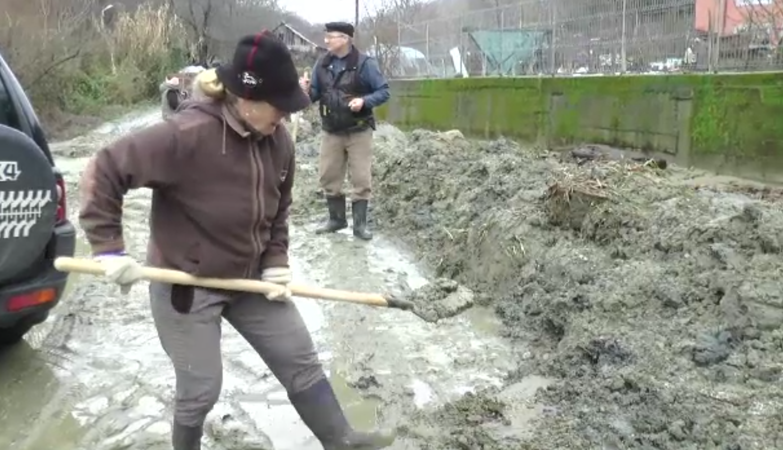 Alunecare de teren serioasă la Orșova, după ploi. Localnicii de la periferie au rămas izolați și în noroaie