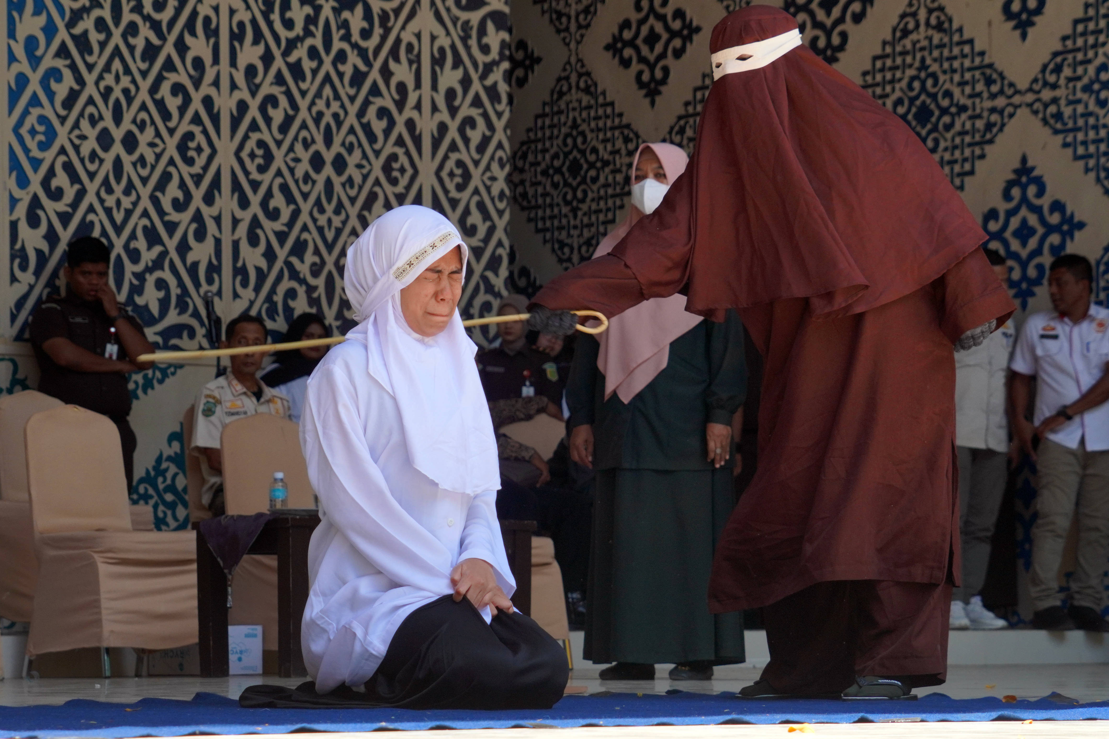 Câte lovituri de nuia a primit o femeie din Indonezia, acuzată de relații intime. Poliția legii islamice se laudă că e record