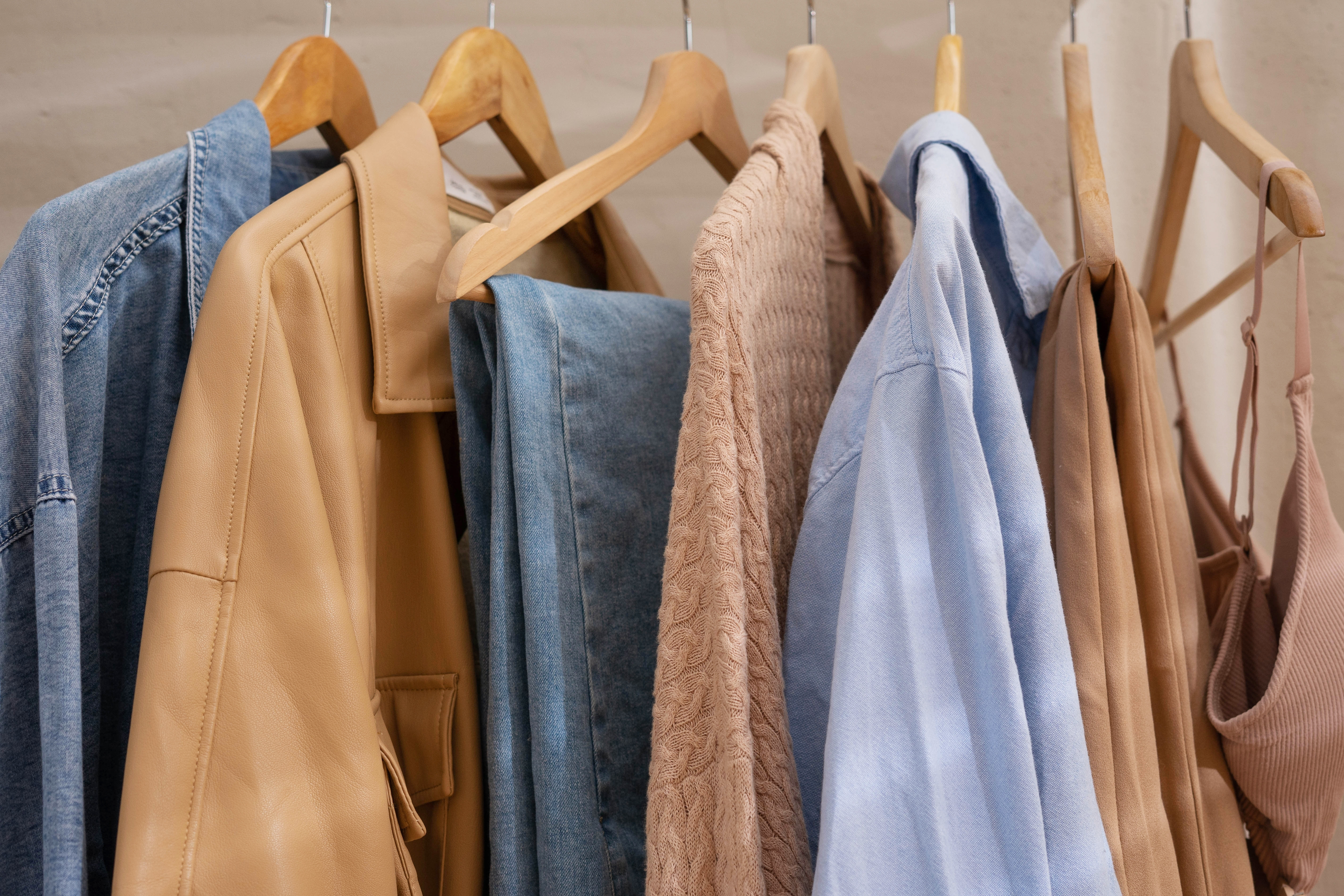 Garderoba capsulă – ce este și de ce este utilă. Cum să ai un stil minimalist, eficient și mereu la modă