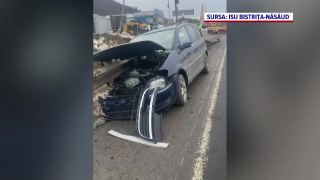 Un șofer a scăpat cu viață după ce o bară metalică i-a străpuns mașina și a ieșit prin lunetă