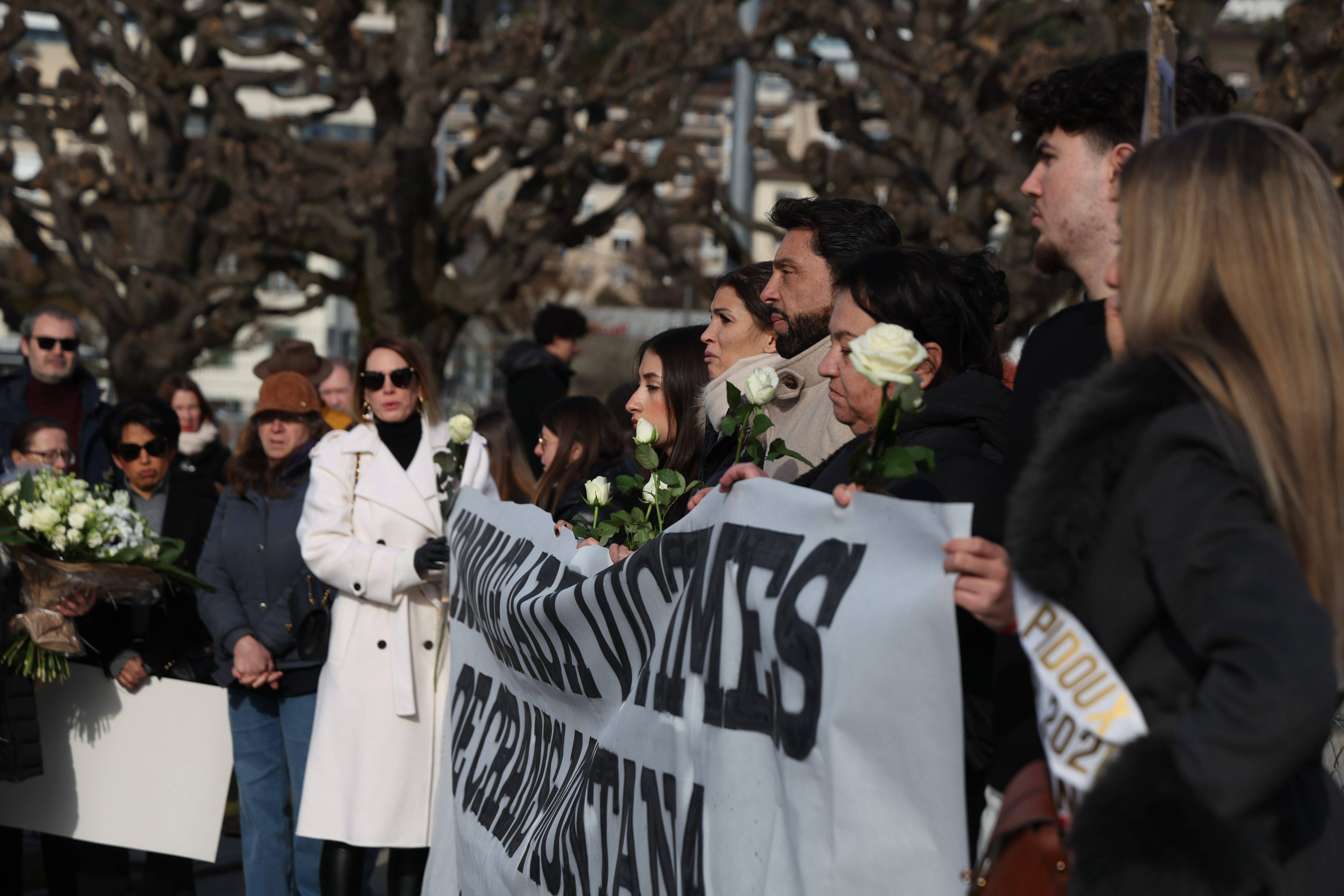 Marș al tăcerii în Elveția după tragedia din Crans-Montana. Sute de oameni cer „justiție și adevăr” pentru copiii morți. FOTO