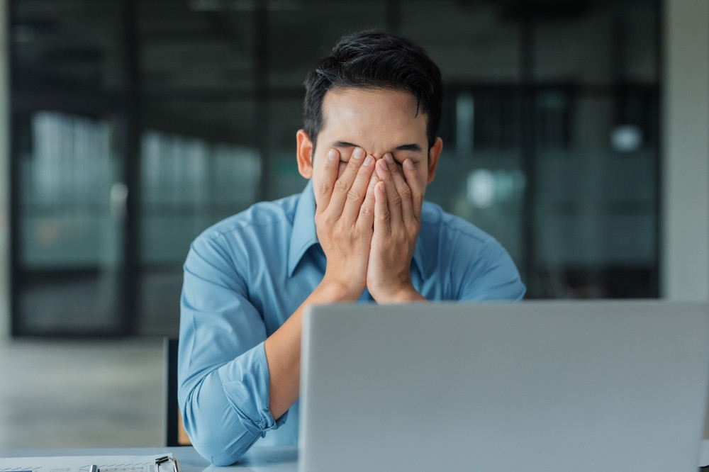 Un programator de 32 de ani din China a murit din cauza muncii excesive. I s-au atribuit sarcini chiar și după deces