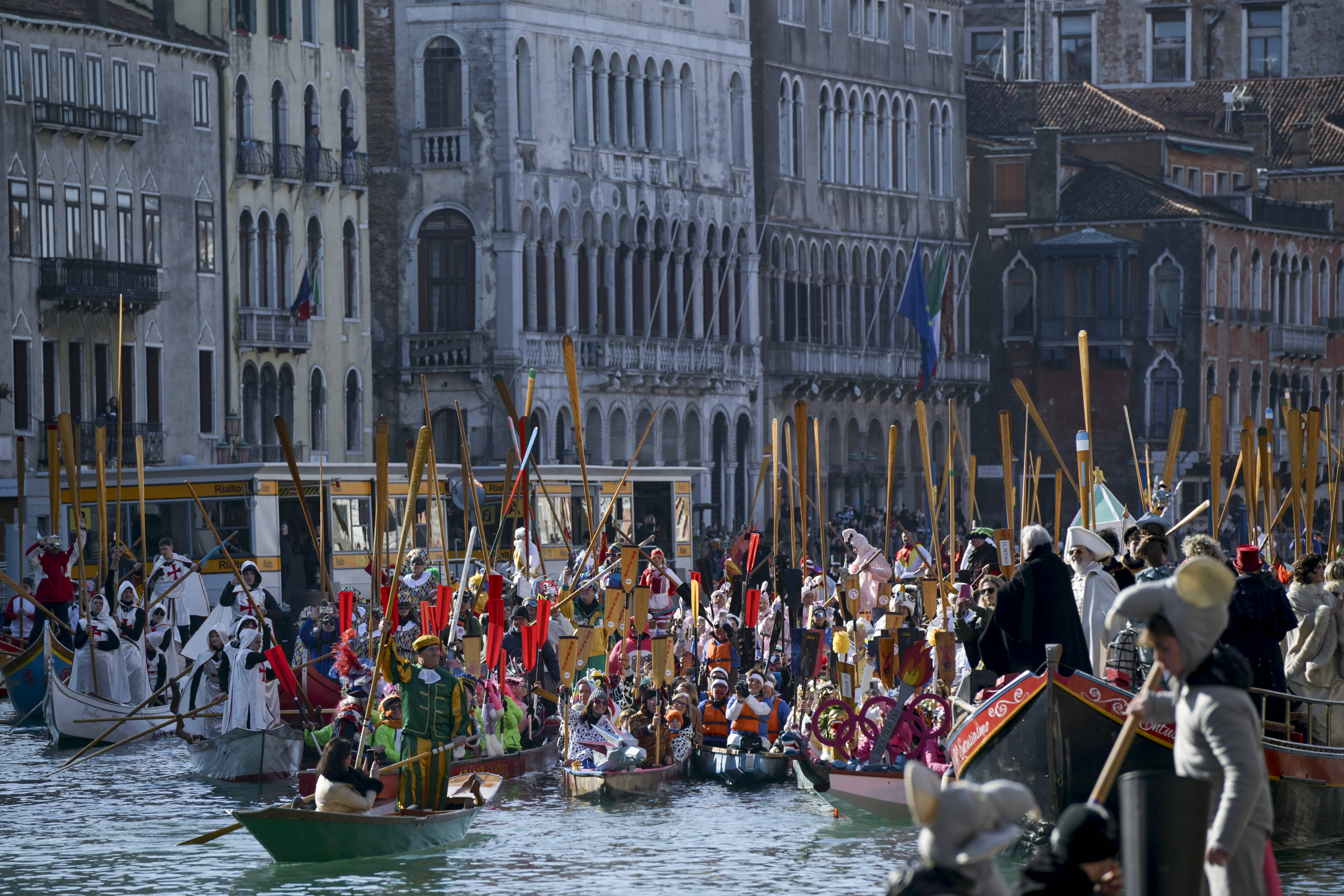 Carnavalul de la Veneția a început cu parada bărcilor pe Canal Grande și costume spectaculoase. FOTO