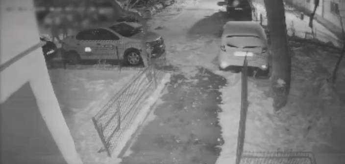 Trei tineri din București au amenințat un livrator nigerian și i-au furat m&acirc;ncarea. O cameră i-a surprins fugind după el