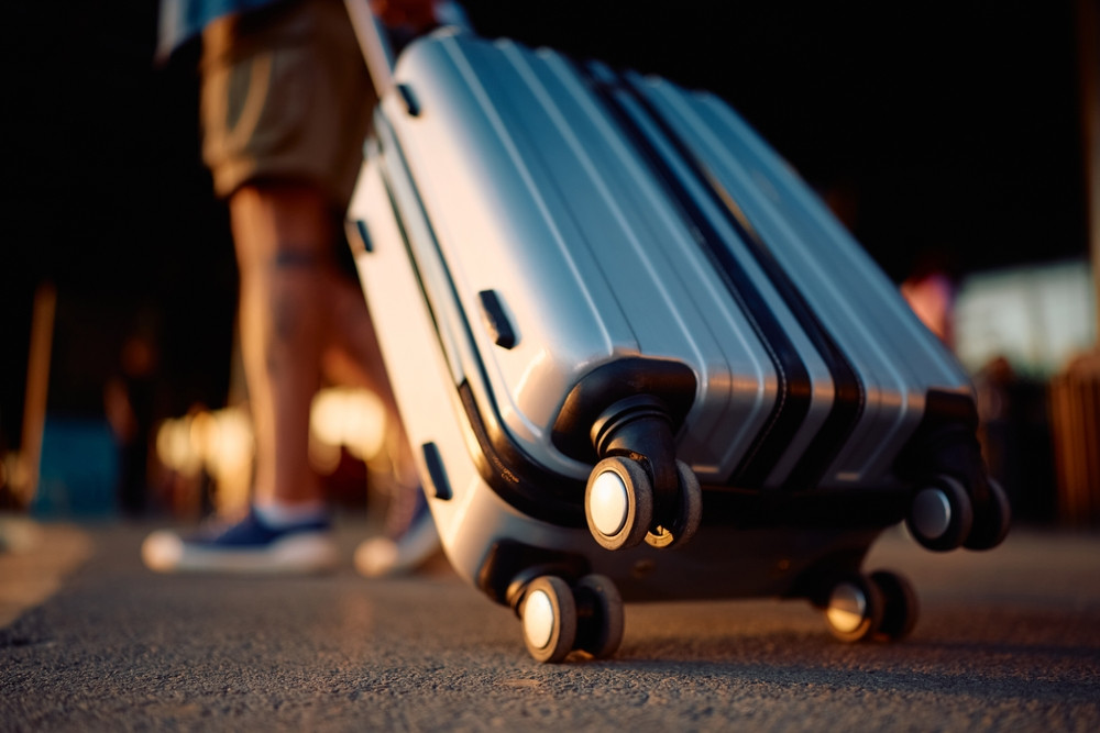 Trucul neașteptat prin care &icirc;ți protejezi bagajele de hoți &icirc;n timpul călătorie: &bdquo;Le arată că pot face bani din bunurile tale&rdquo;