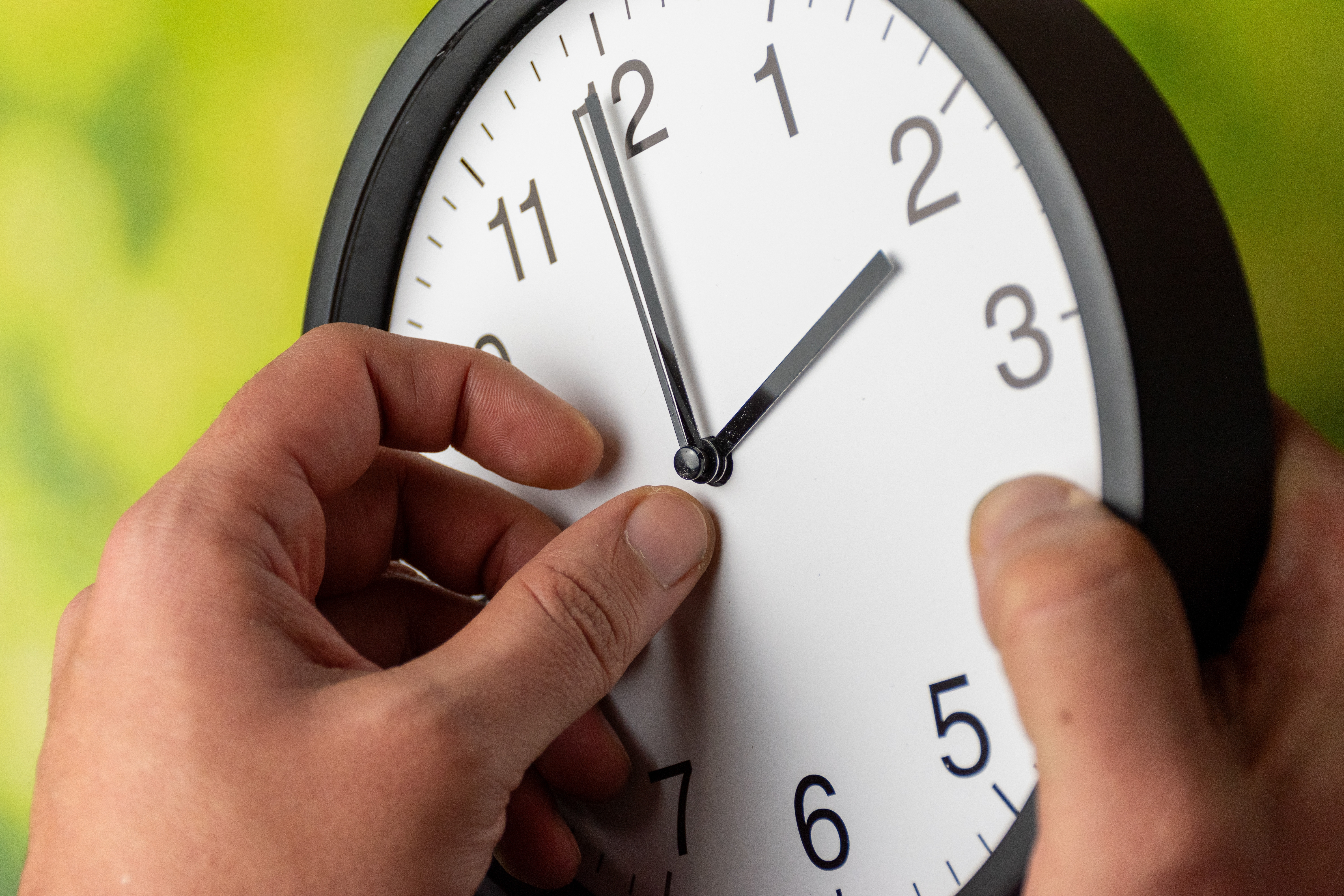 Ora de vară 2026. Când se dau ceasurile înainte cu o oră