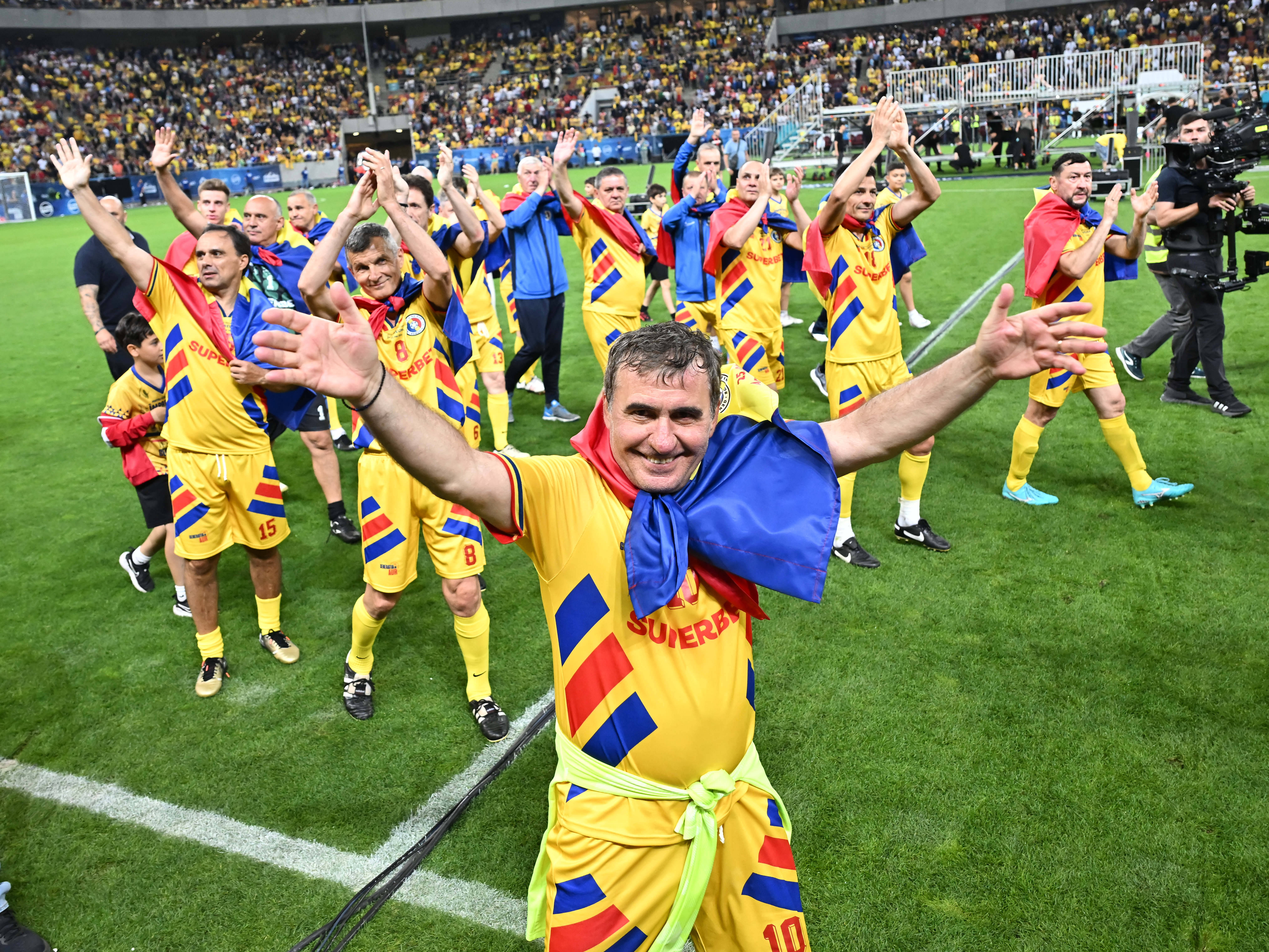 Gheorghe Hagi, „Regele fotbalului românesc”, a împlinit 61 de ani. Fotografii inedite din cariera sa. FOTO