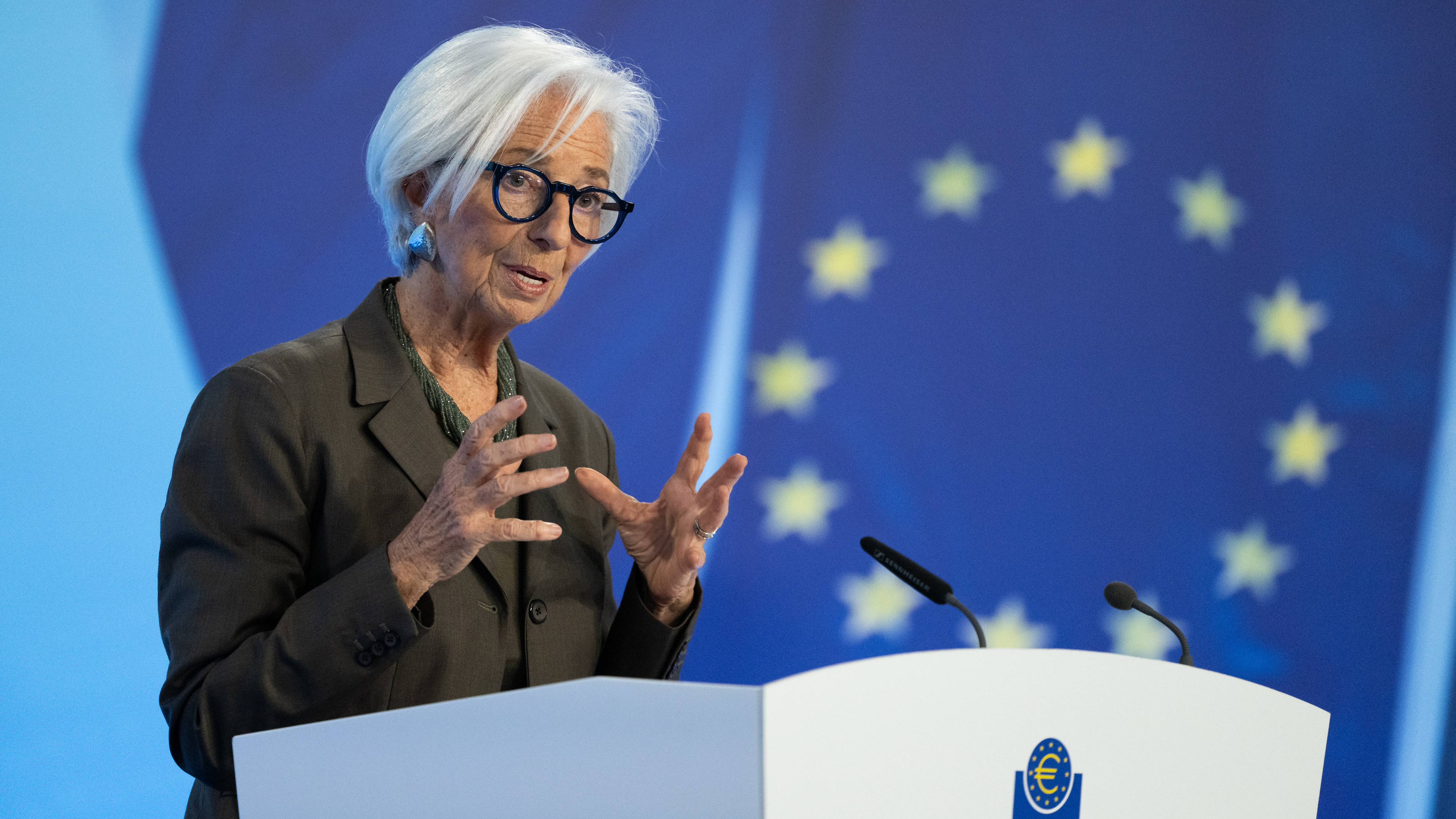 BCE îngheață dobânzile, în timp ce euro se întărește. Lagarde: Aprecierea e deja „încorporată” în prognoze