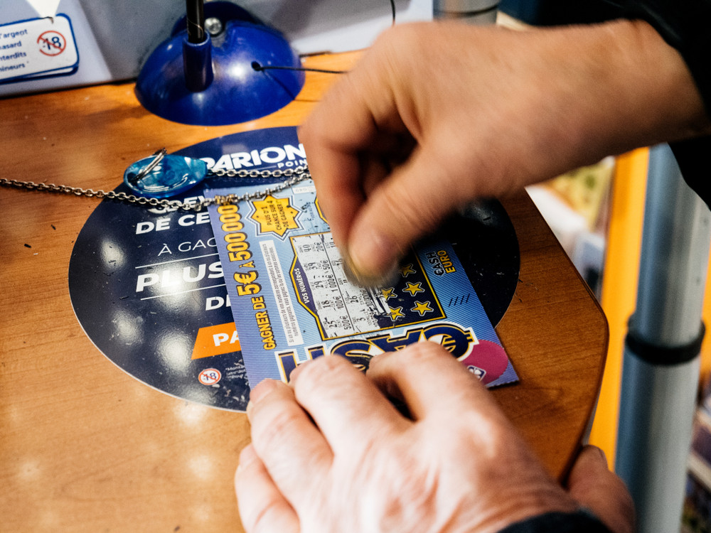 Un bărbat a c&acirc;știgat la trei lozuri &icirc;ntr-o zi și a ajuns milionar, &icirc;n Franța. Ce vrea să facă cu banii