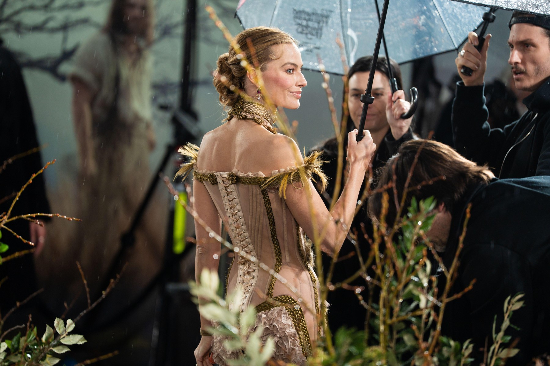 Margot Robbie, apariție &icirc;ndrăzneață la premiera noului său film la Londra. Ținută inspirată din epoca victoriană. FOTO