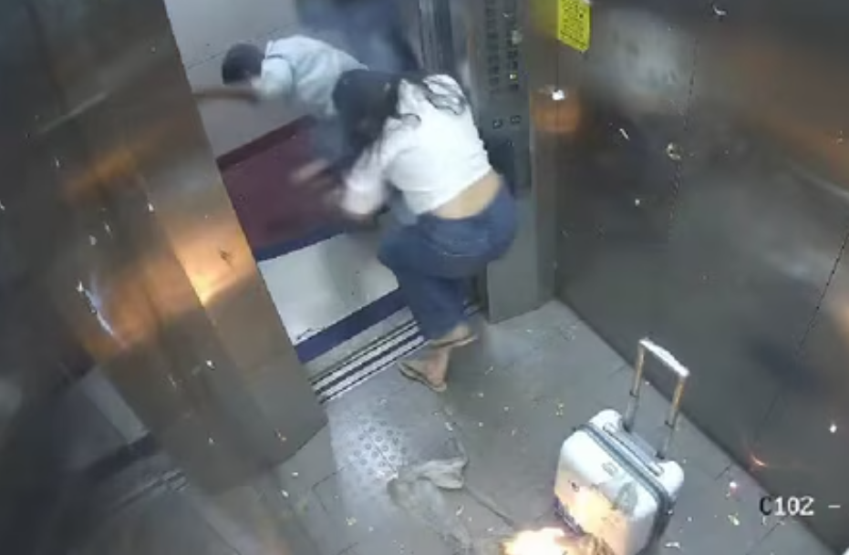 Momentul în care mai multe baloane provoacă o explozie într-un lift din India. Două persoane au suferit arsuri. VIDEO
