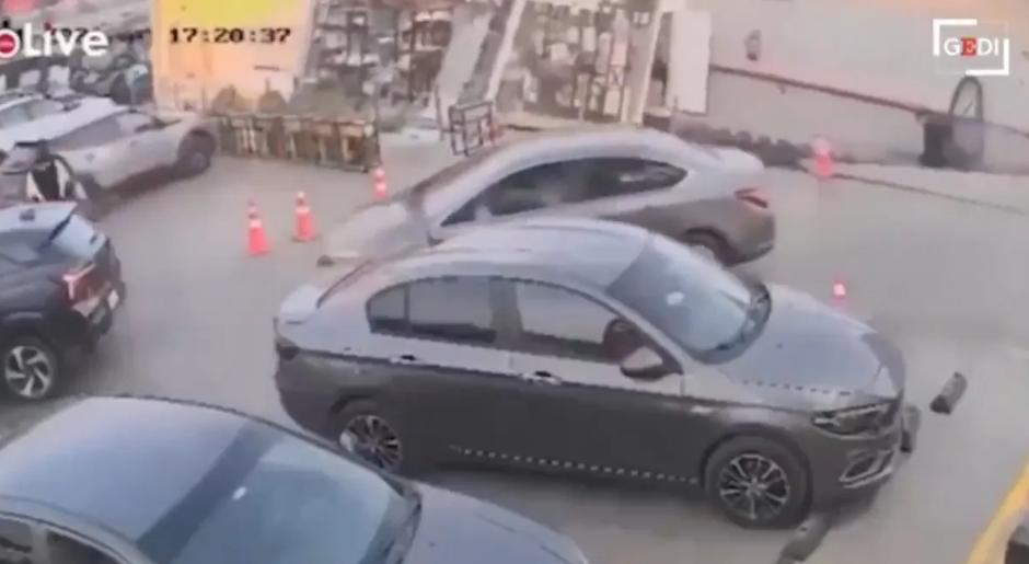 Momentul &icirc;n care o benzinărie din Egipt este &bdquo;&icirc;nghițită&rdquo; de un crater uriaș de 15 metri ad&acirc;ncime | VIDEO