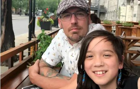 Prădătorul de pe Roblox a împins-o la sinucidere, spune tatăl unei fete de 16 ani. Și-a scrijelit numele abuzatorului