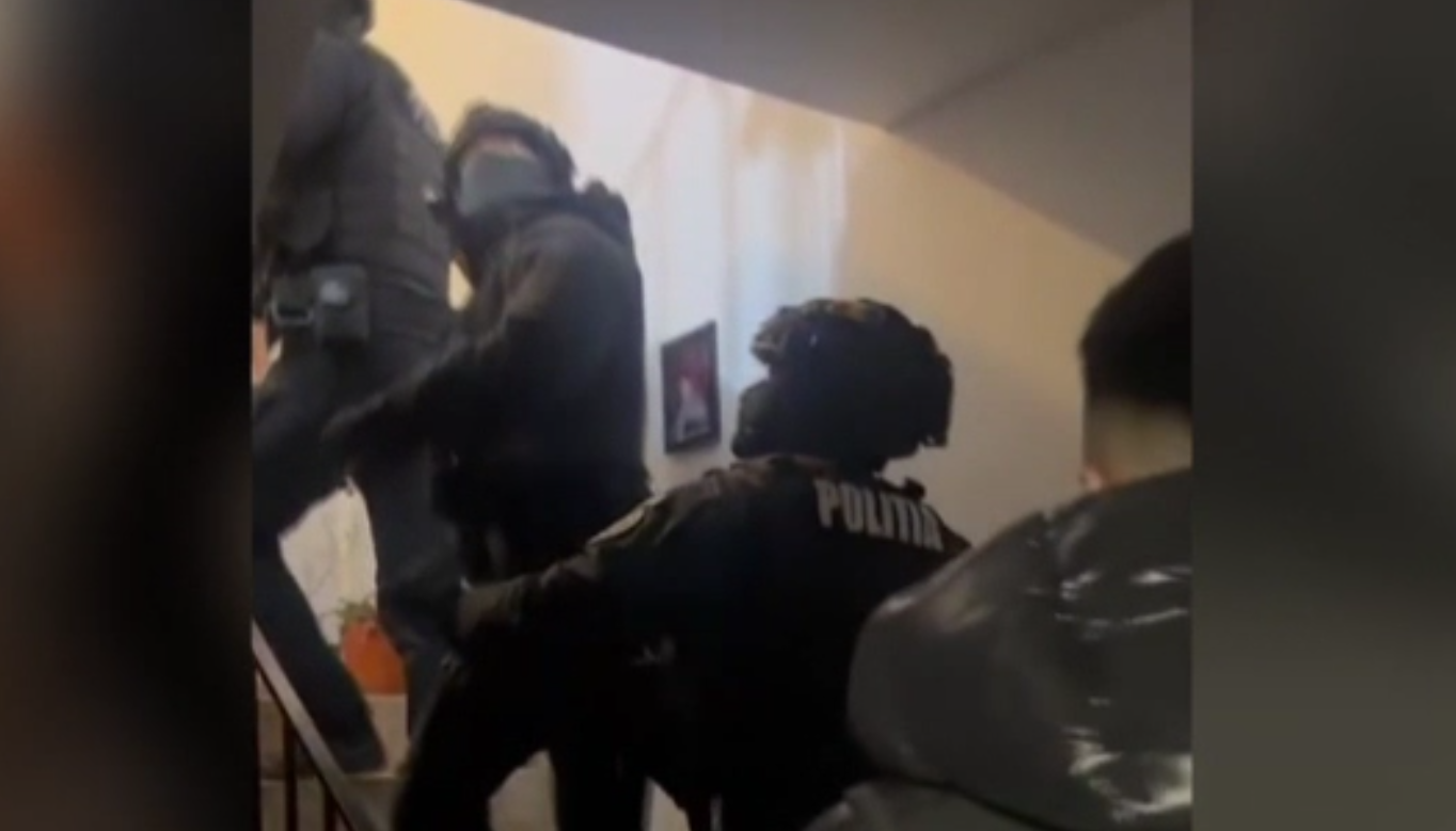 Individ din Botoșani, ridicat de acasă după ce a lovit un polițist cu toporul în cap. A fost închis pentru 13 ani