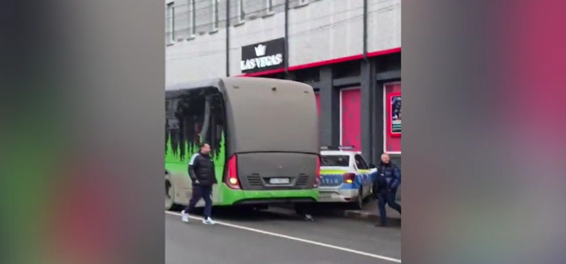 O mașină de poliție s-a izbit de o clădire în județul Suceava. Oamenii legii urmăreau un șofer care a lovit alte trei mașini